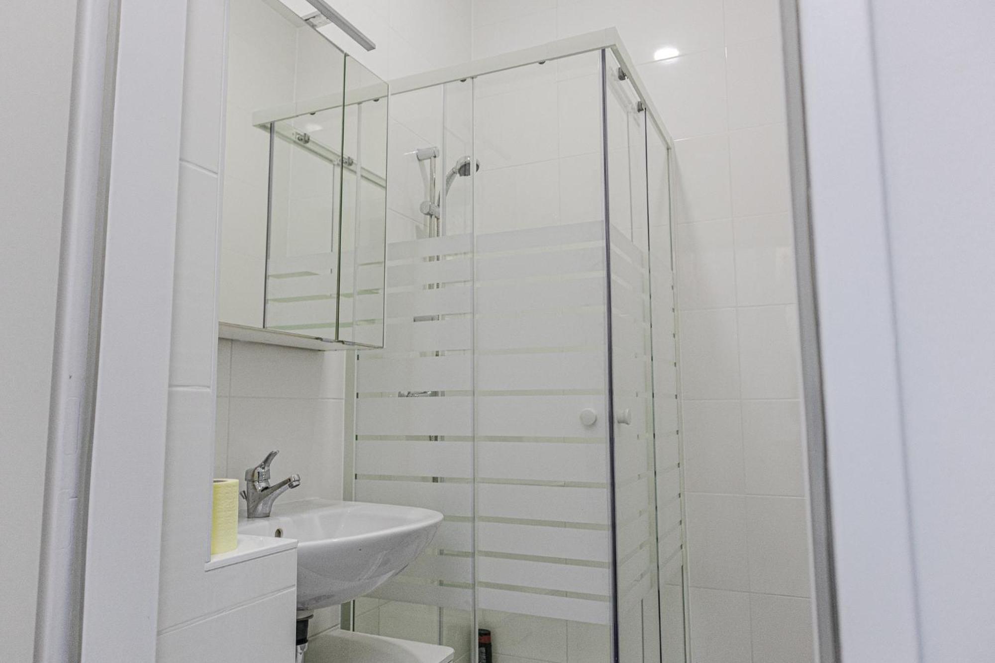 Affordable 5-Br Shared Apartment / Enkplatz U3 Getaway Wina Bagian luar foto