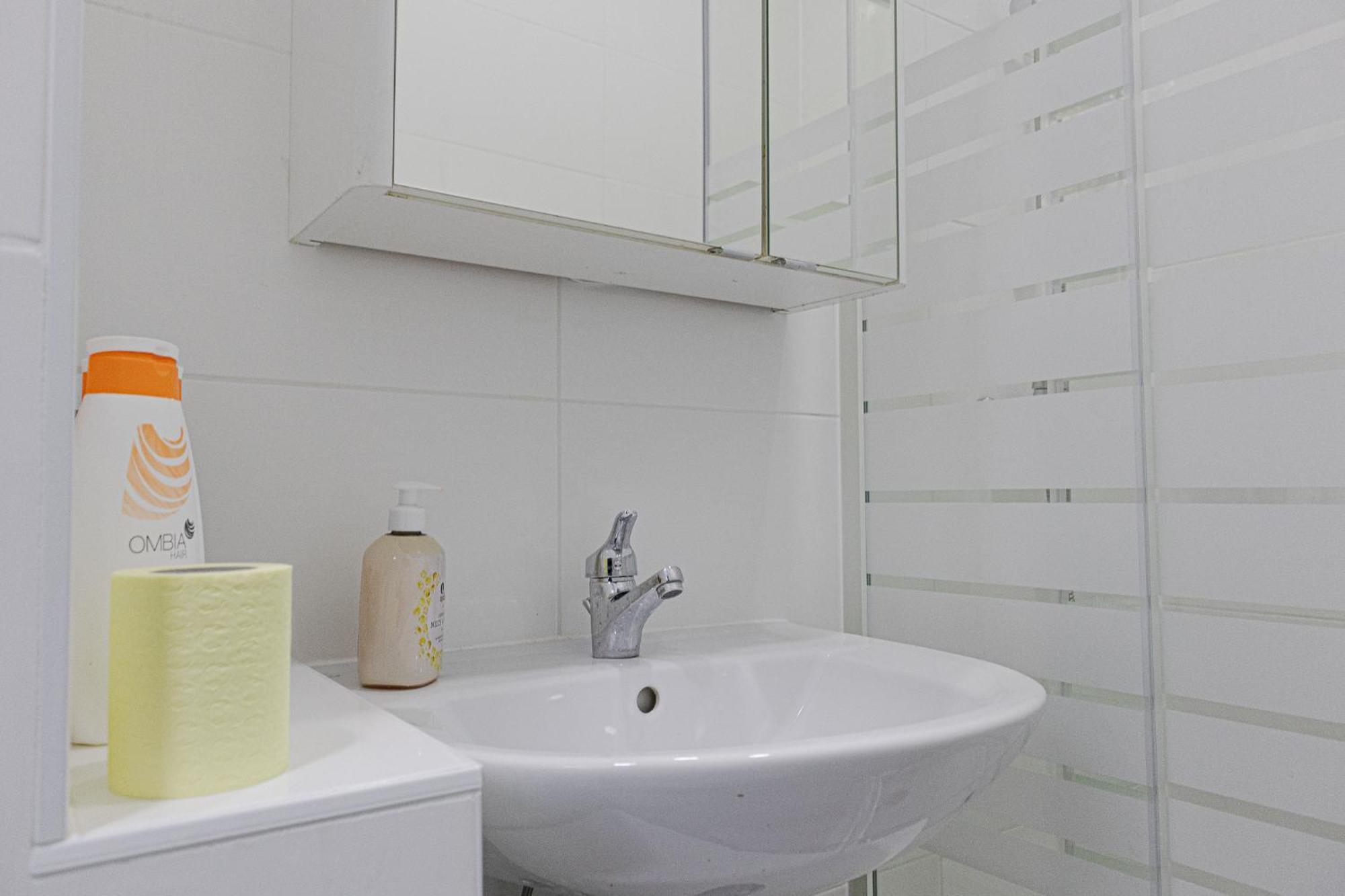 Affordable 5-Br Shared Apartment / Enkplatz U3 Getaway Wina Bagian luar foto