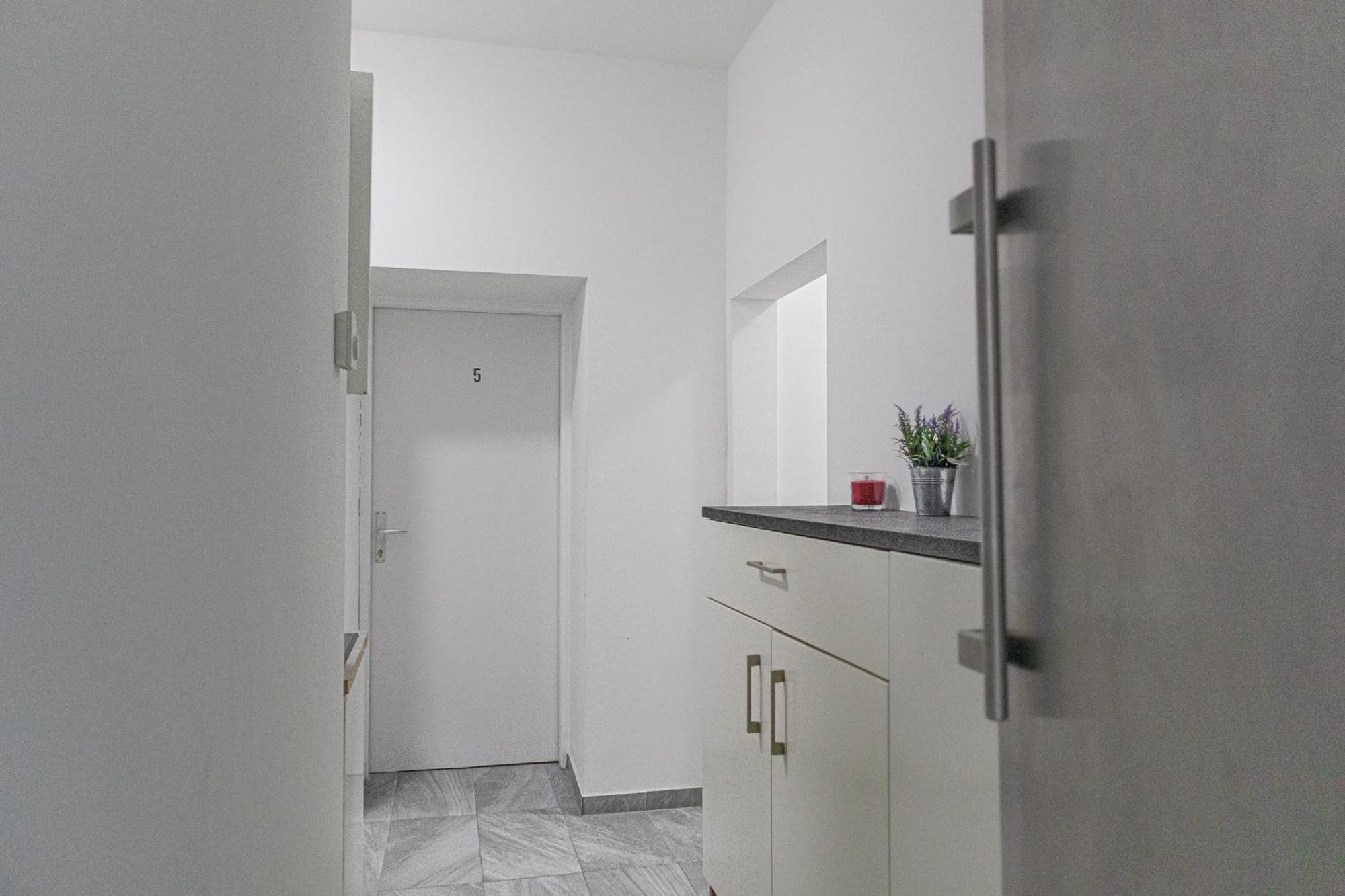 Affordable 5-Br Shared Apartment / Enkplatz U3 Getaway Wina Bagian luar foto